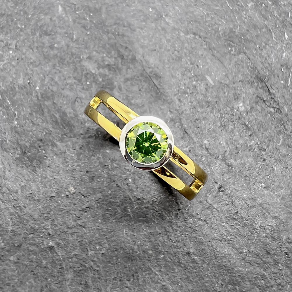 Ring-Brillant-Gruen-goldschmiede-verden